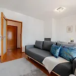 Apartment Bright Flat With Balcony & Garage By Hostwise