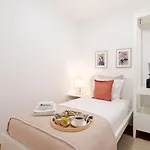 Bright Flat With Balcony & Garage By Hostwise Апартаменты Вила-Нова-ди-Гая