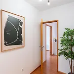 Bright Flat With Balcony & Garage By Hostwise * Вила-Нова-ди-Гая