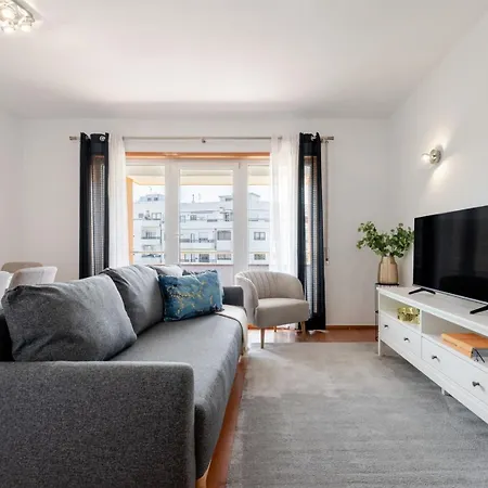 Apartamento Bright Flat With Balcony & Garage By Hostwise *