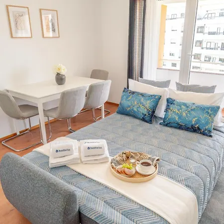 Apartmán Bright Flat With Balcony & Garage By Hostwise *