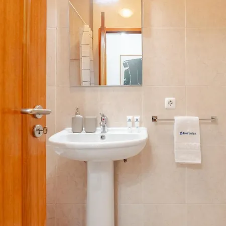 Apartamento Bright Flat With Balcony & Garage By Hostwise *