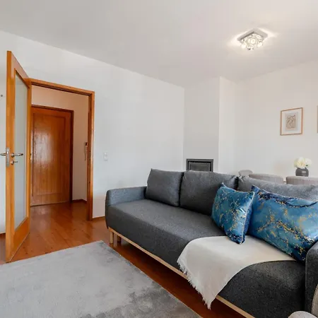 Apartmán Bright Flat With Balcony & Garage By Hostwise