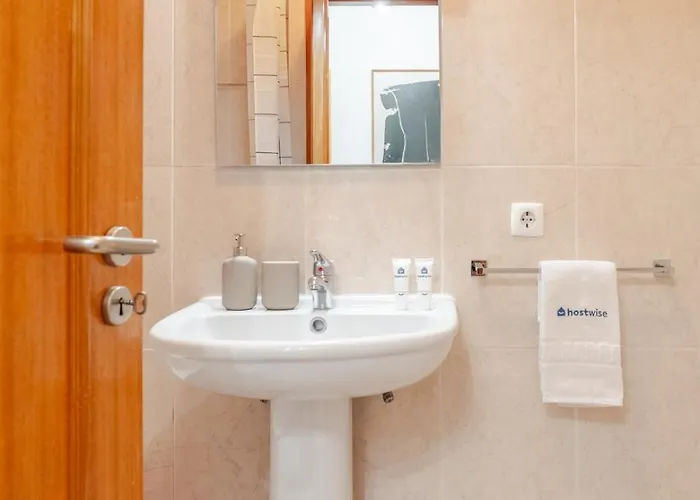 Apartamento Bright Flat With Balcony & Garage By Hostwise *