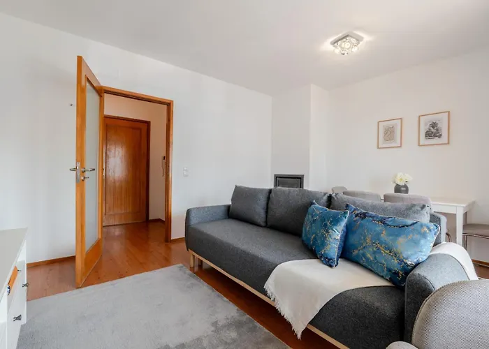 Apartamento Bright Flat With Balcony & Garage By Hostwise